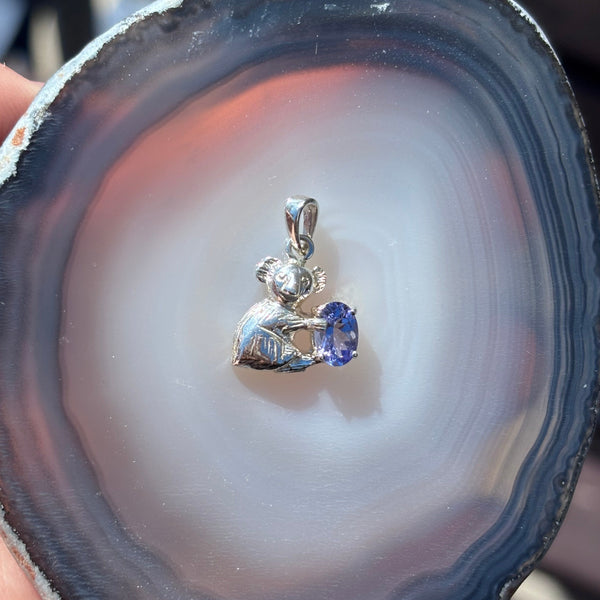 Koala Oval 7x5mm Iolite Claw Set Pendant