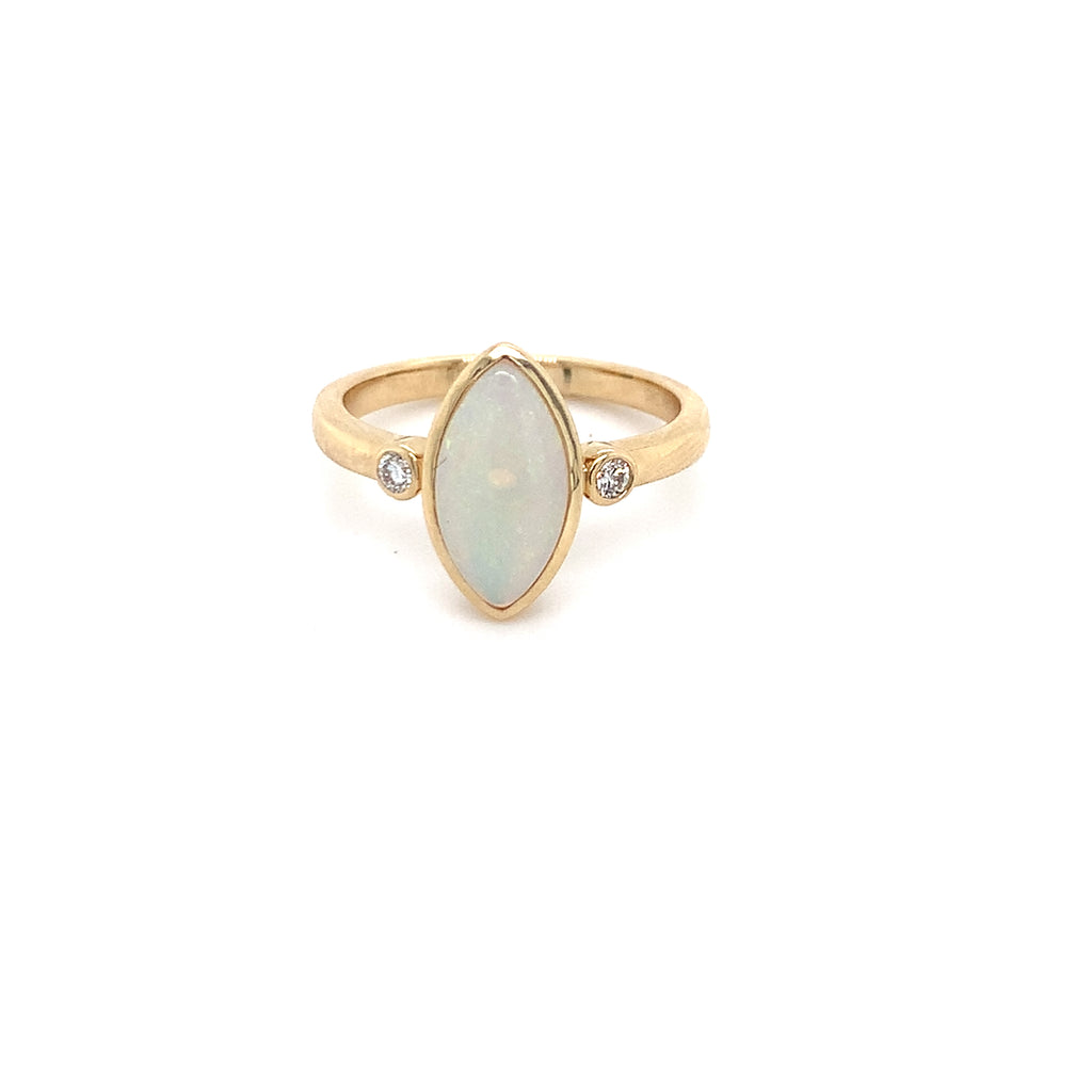 Frosty White Opal Yellowgold Ring