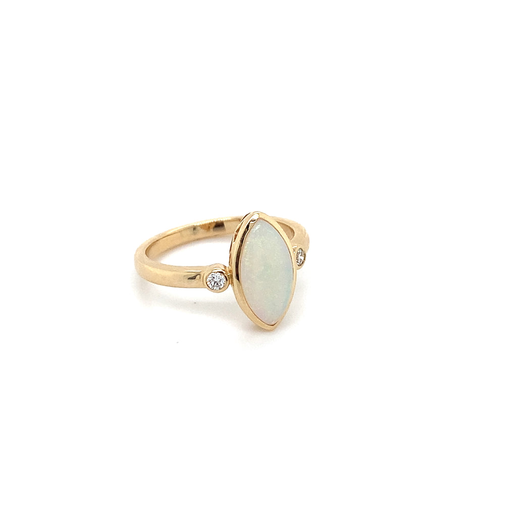 Frosty White Opal Yellowgold Ring