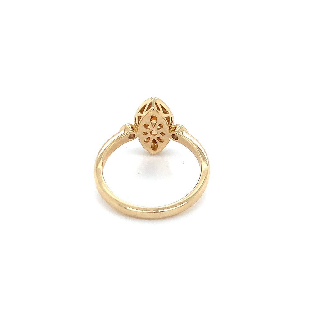 Frosty White Opal Yellowgold Ring