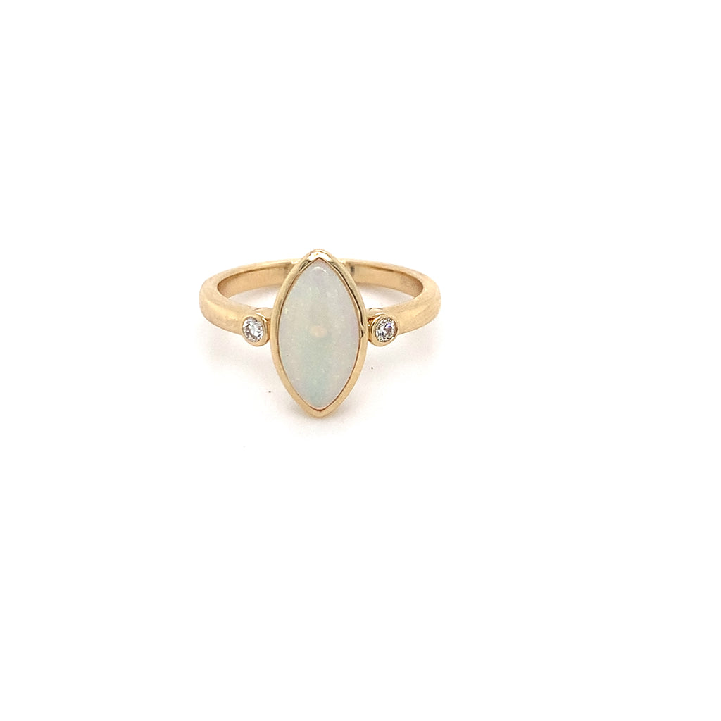 Frosty White Opal Yellowgold Ring